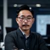 极客编辑部主编张磊，男性，戴眼镜，专业形象，负责抖阴下载安全评测与版本审核